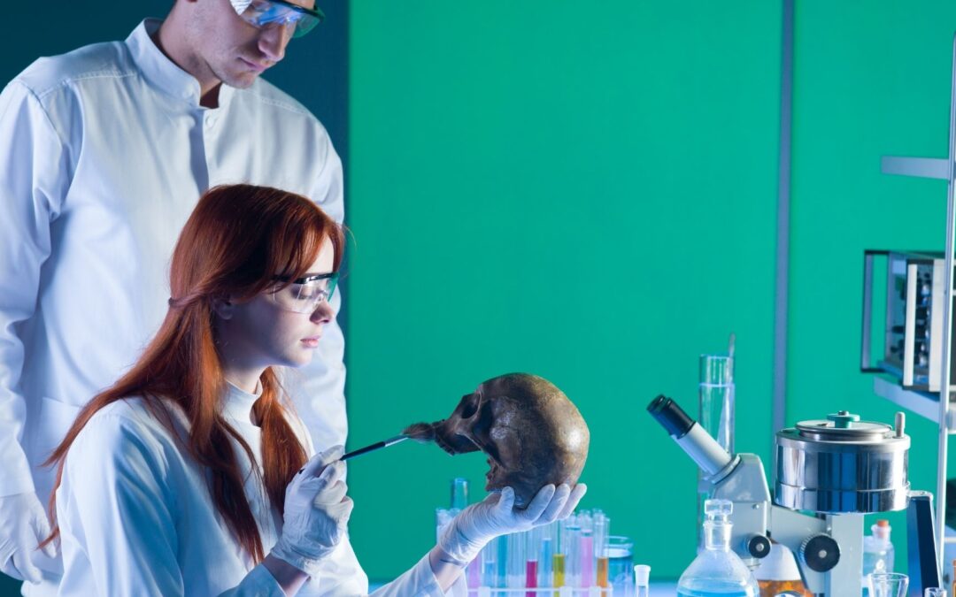 ¿Qué se debe estudiar para ser médico forense?